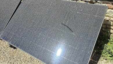 Des panneaux solaire poussiéreux.