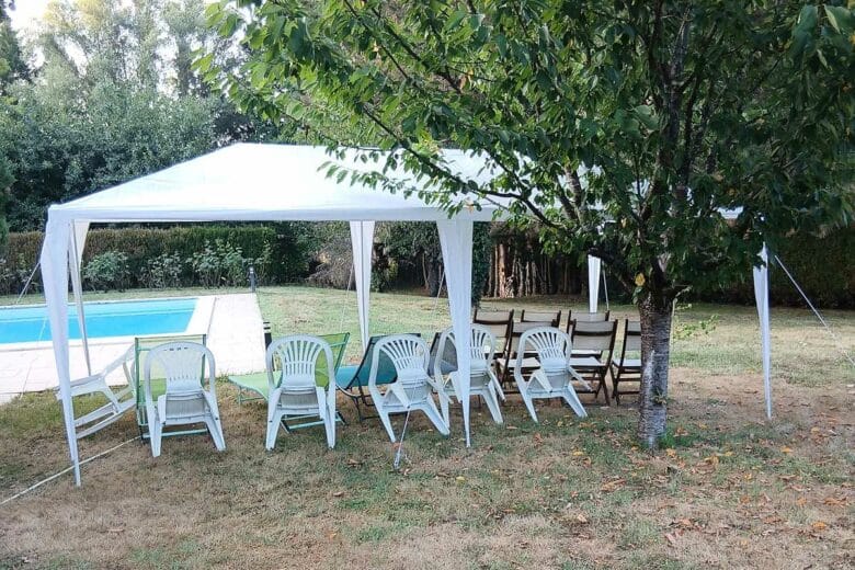 Une tonnelle dans le jardin.