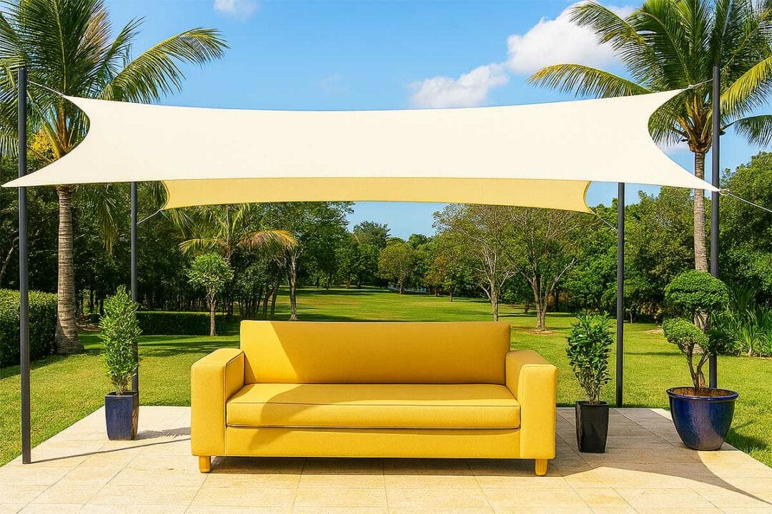 Une terrasse avec un voilage d'ombrage.