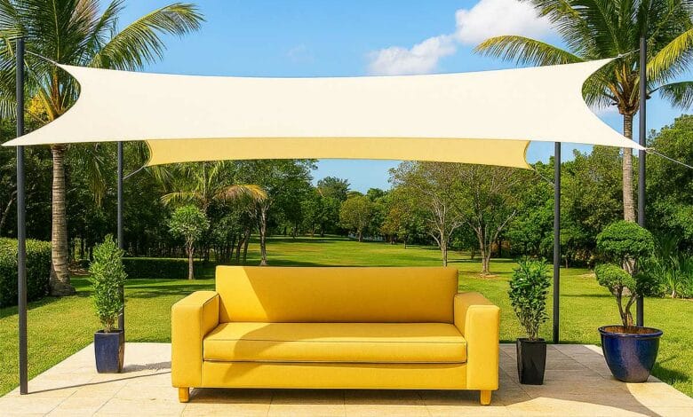 Une terrasse avec un voilage d'ombrage.