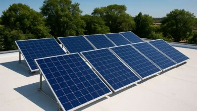 Une toiture peinte en blanc accueille des panneaux solaires.