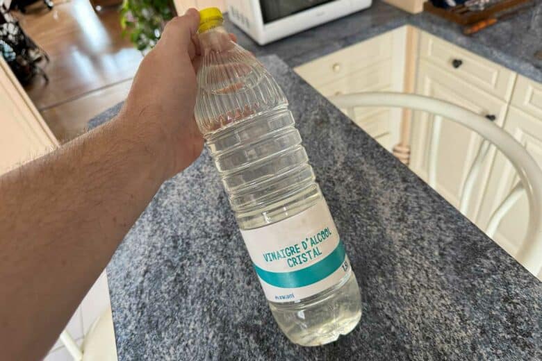 Une bouteille de vinaigre blanc.