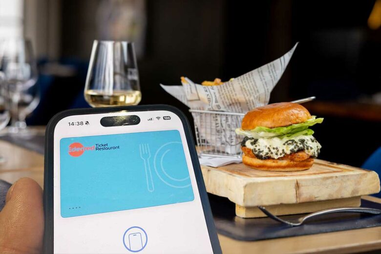 Un burger payé avec un titre restaurant.