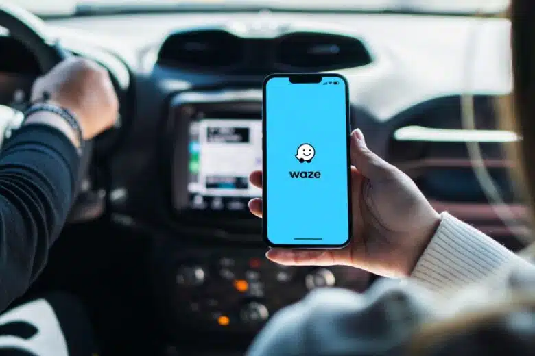 Une personne utilise Waze en voiture en passager.
