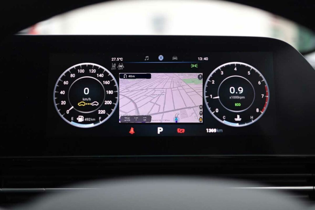 Waze sur l'écran central d'une voiture.