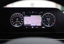 Waze sur l'écran central d'une voiture.