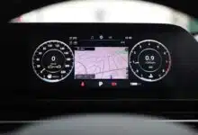 Waze sur l'écran central d'une voiture.