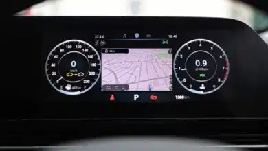 Waze sur l'écran central d'une voiture.