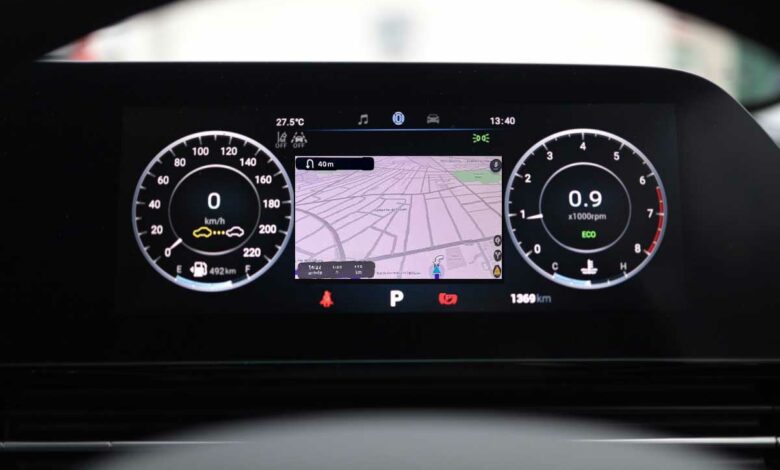 Waze sur l'écran central d'une voiture.