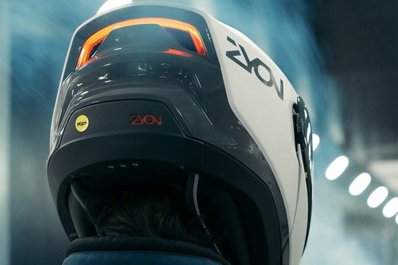 Un feu arrière sur un casque.