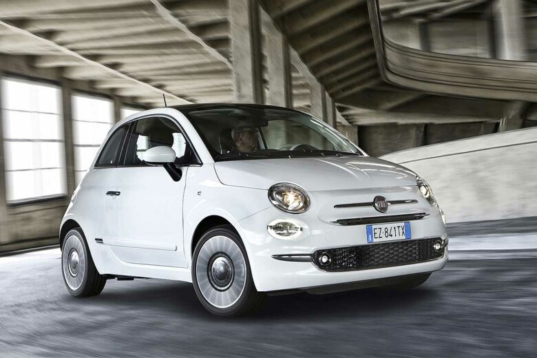Une Fiat 500 sur une rampe de parking.