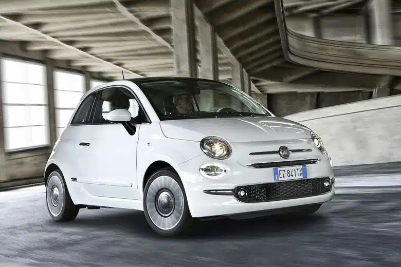 Une Fiat 500 sur une rampe de parking.