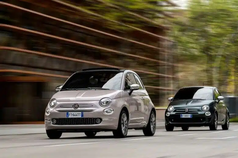 Deux Fiat 500 sur la route.