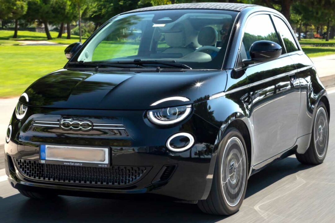 Une belle Fiat 500 noire sur la route.