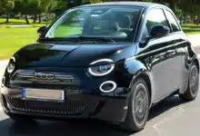 Une belle Fiat 500 noire sur la route.