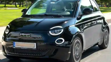 Une belle Fiat 500 noire sur la route.