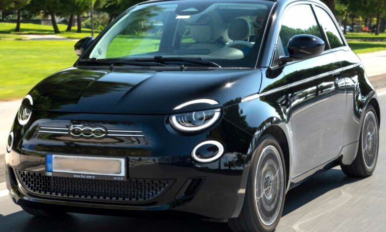 Une belle Fiat 500 noire sur la route.