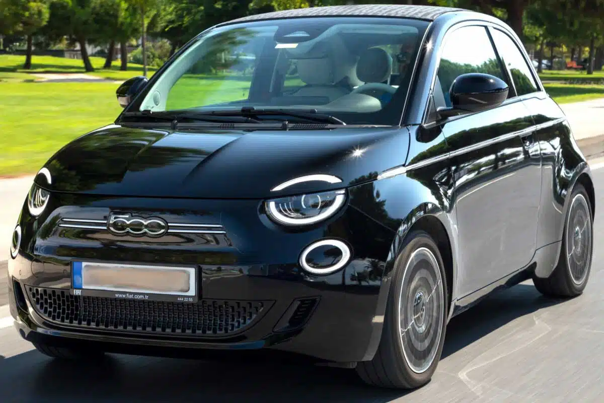 Une belle Fiat 500 noire sur la route.