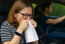 Une femme malade en voiture.