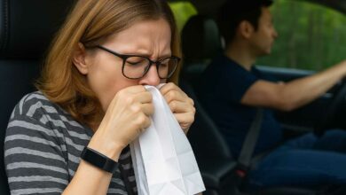 Une femme malade en voiture.