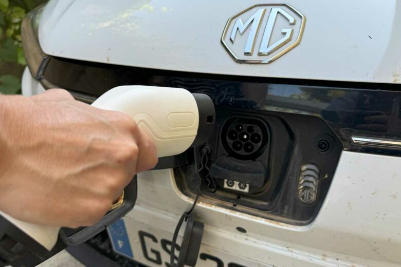 Une voiture électrique pollue-t-elle plus ou moins qu'un véhicule hybride ?