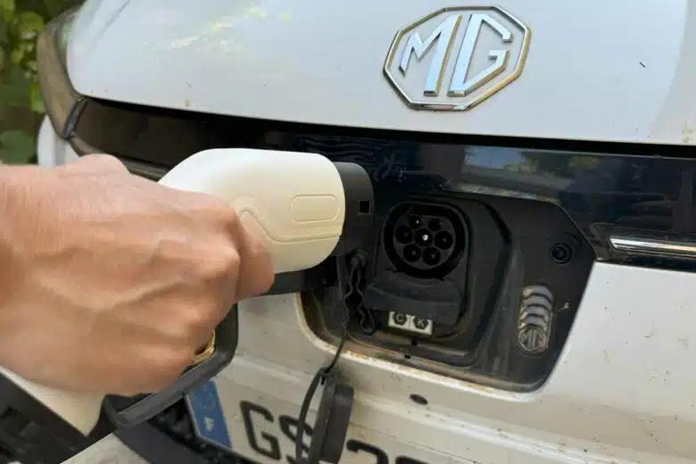 Une voiture électrique pollue-t-elle plus ou moins qu'un véhicule hybride ?