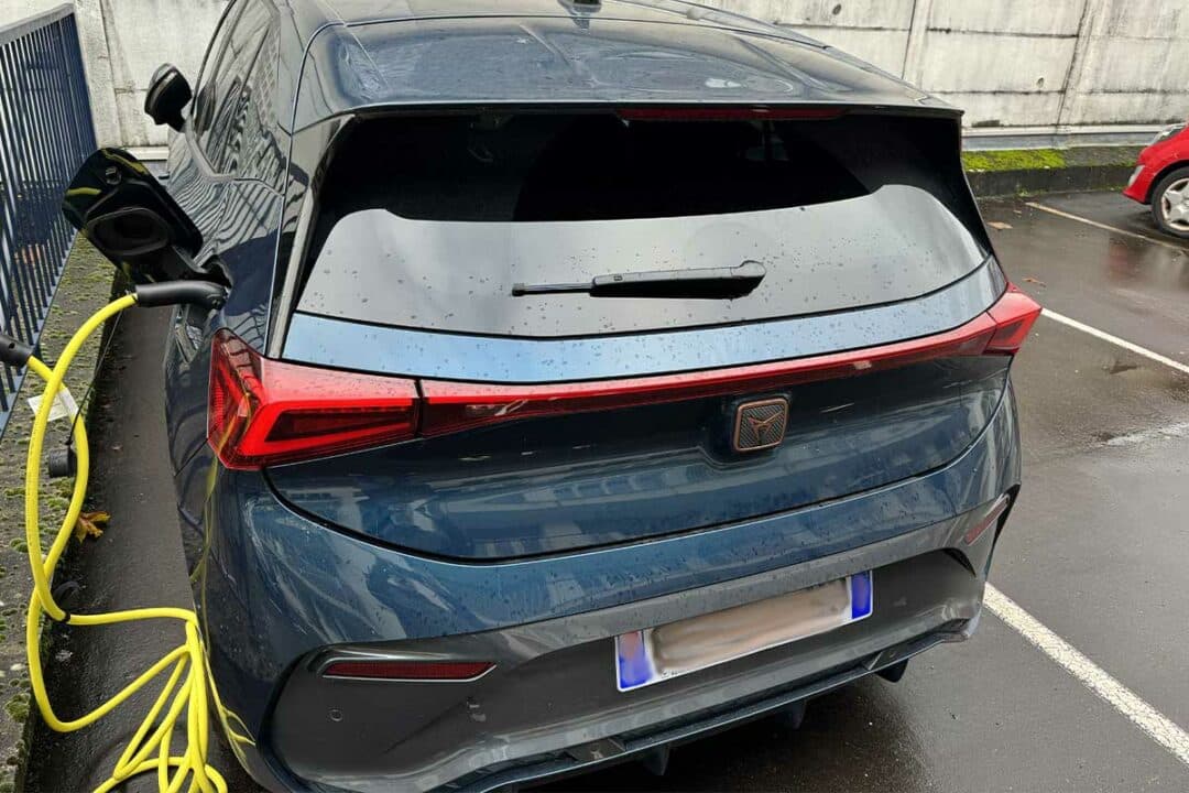 Selon le PDG de Toyota affirme que les véhicules hybrides polluent moins que les voitures électriques.