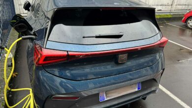 Selon le PDG de Toyota affirme que les véhicules hybrides polluent moins que les voitures électriques.