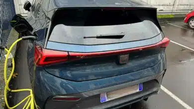 Selon le PDG de Toyota affirme que les véhicules hybrides polluent moins que les voitures électriques.