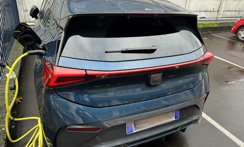 Selon le PDG de Toyota affirme que les véhicules hybrides polluent moins que les voitures électriques.