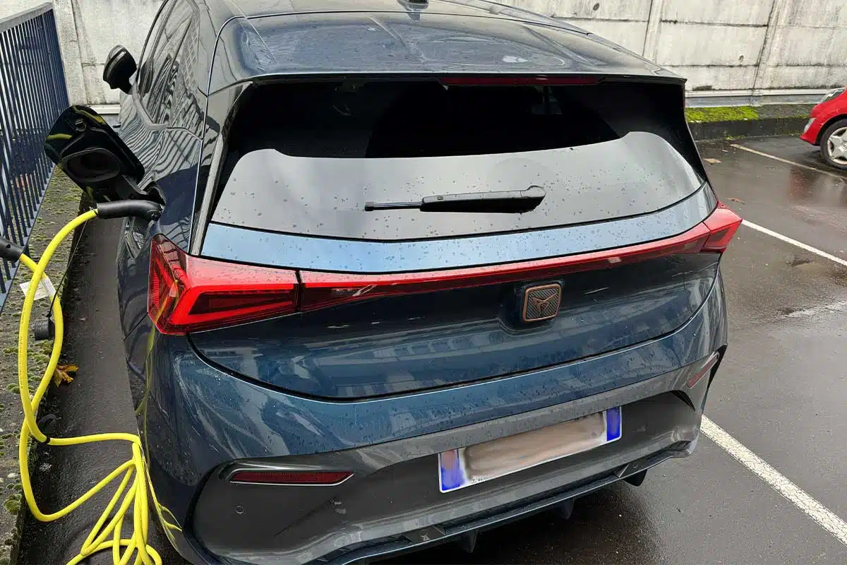 Selon le PDG de Toyota affirme que les véhicules hybrides polluent moins que les voitures électriques.