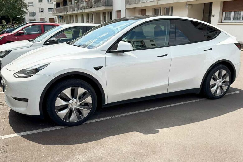 Une voiture électrique garée sur un parking.