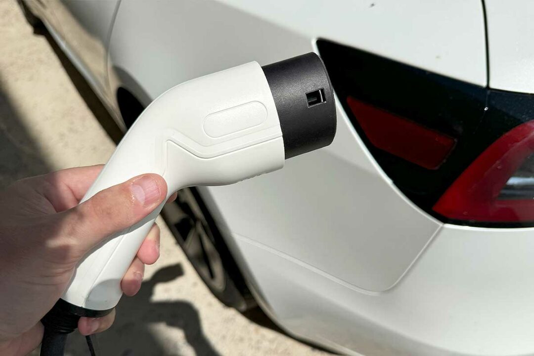 La prise de recharge d'un véhicule électrique.