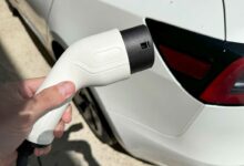 La prise de recharge d'un véhicule électrique.