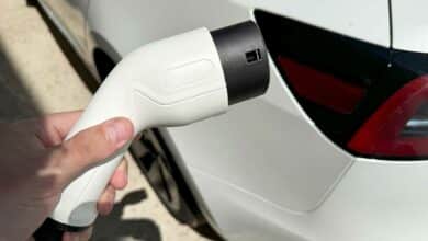 La prise de recharge d'un véhicule électrique.