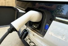 Une voiture électrique en charge.