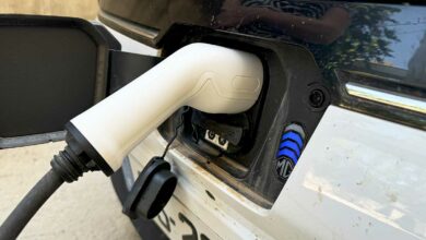 Une voiture électrique en charge.