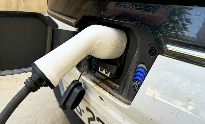 Une voiture électrique en charge.