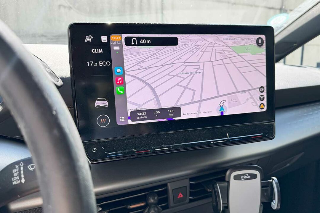 L'application Waze dans une voiture.