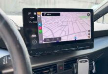 L'application Waze dans une voiture.