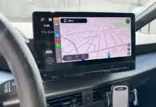 L'application Waze dans une voiture.