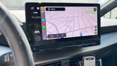 L'application Waze dans une voiture.