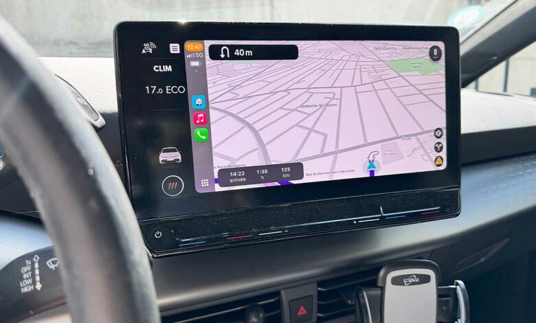 L'application Waze dans une voiture.