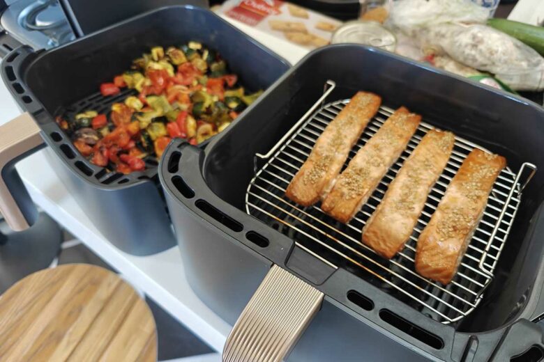 Des filets de saumon et des légumes.