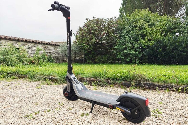 Une trottinette urbaine, légère et facile à transporter.