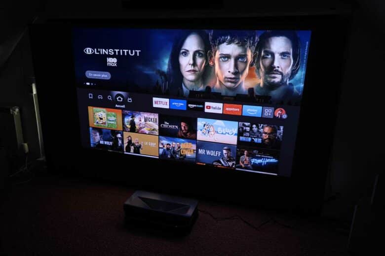 Un vidéoprojecteur compatible Netflix grâce à la Fire Stick intégrée.