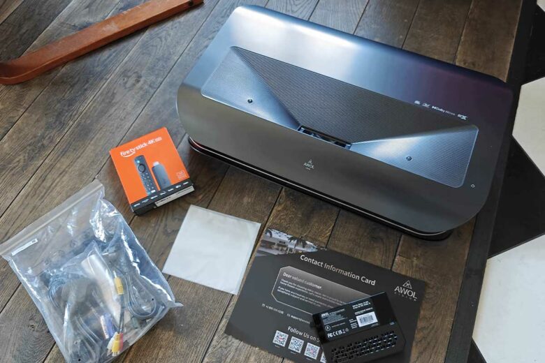 Le vidéoprojecteur et ses accessoires.