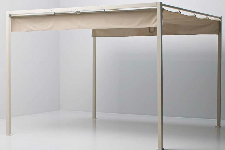 Une pergola simple pour profiter d'un peu d'ombre.