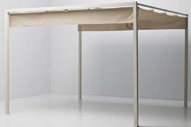 Une pergola simple pour profiter d'un peu d'ombre.