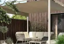 Une pergola sur une terrasse.